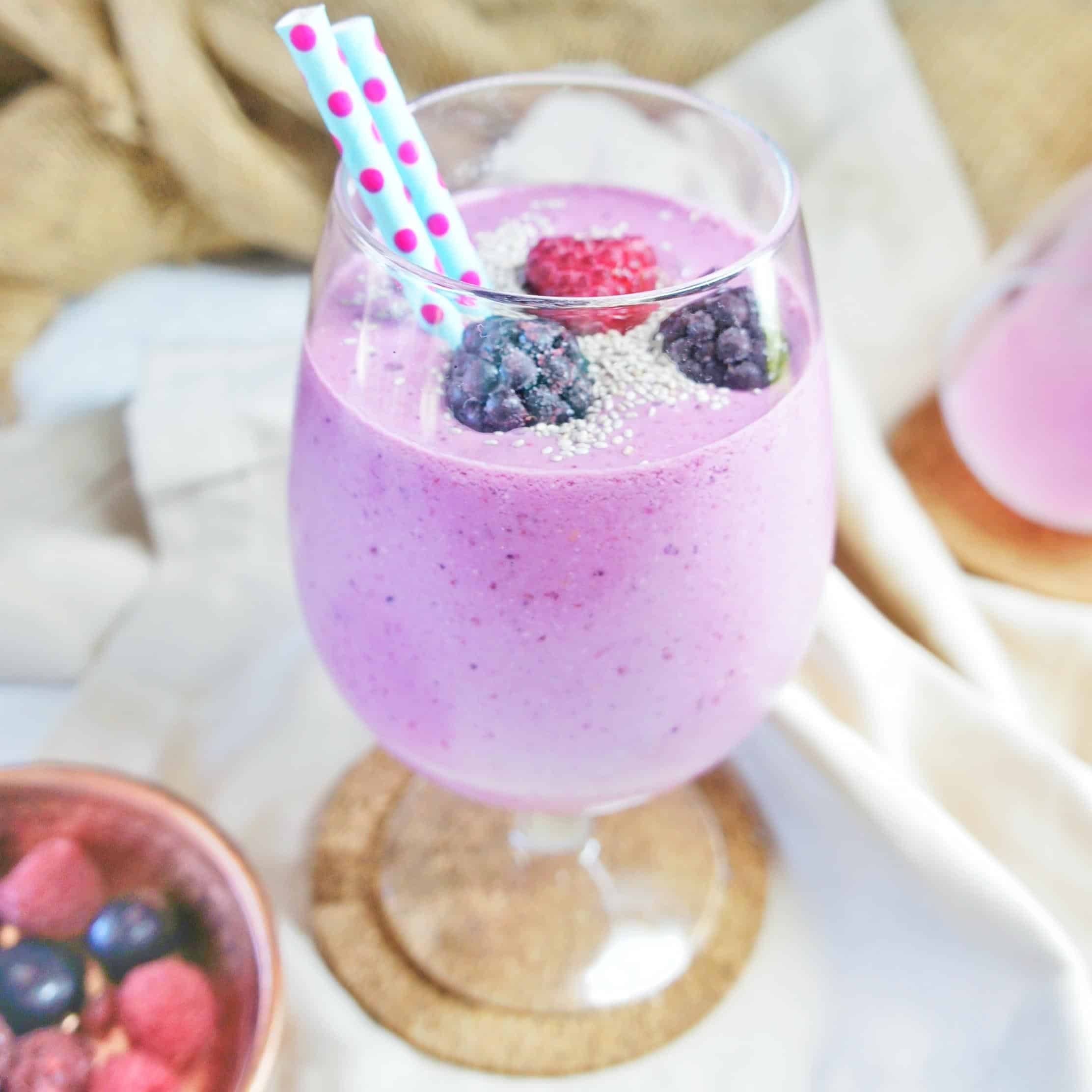 Mixed Berry Smoothie with Yoghurt (VIDEO) Sweet Caramel Sunday