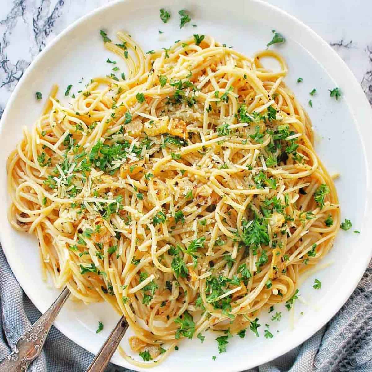 Garlic Spaghetti (Garlic and Olive Oil Pasta) - Sweet Caramel Sunday